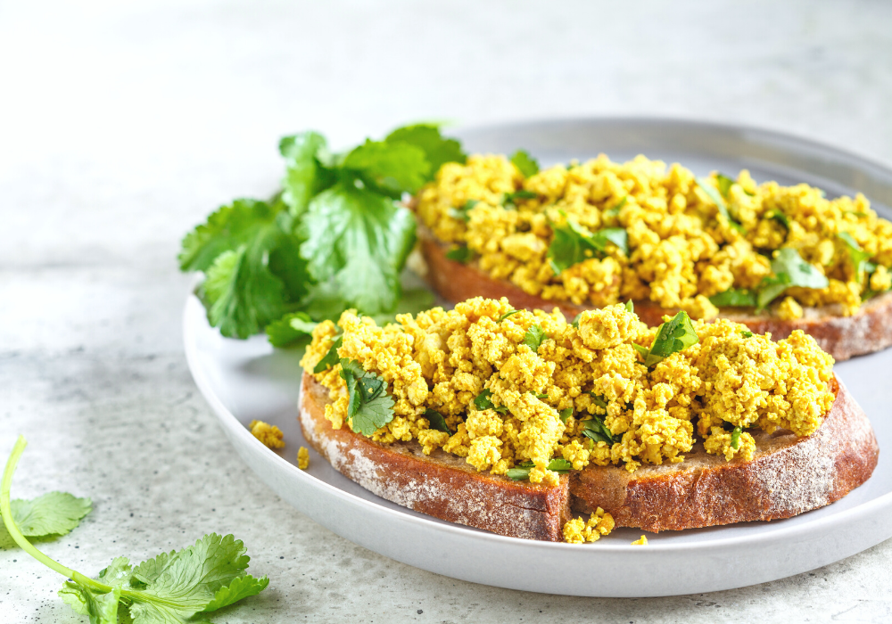 This image shows scrambled tofu on toast, as a delicious plant-based alternative for scrambled eggs. 